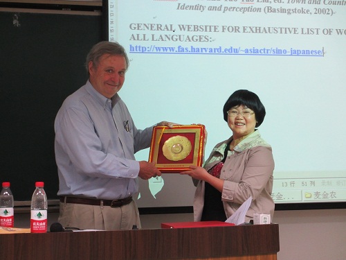 IMG_8180 a漫
副院长李德英教授向麦金农教授赠送礼品20120531川大研1-102.JPG