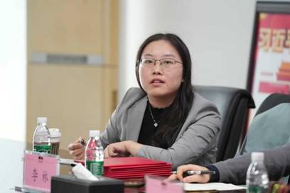 女人坐在桌子前AI 生成的内容可能不正确。